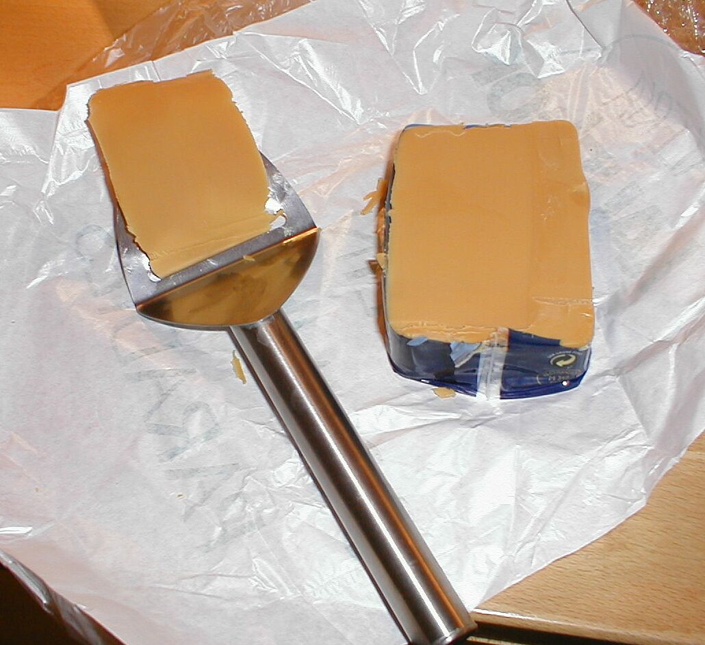 Bloc de brunost, fromage brun norvégien, sur une planche