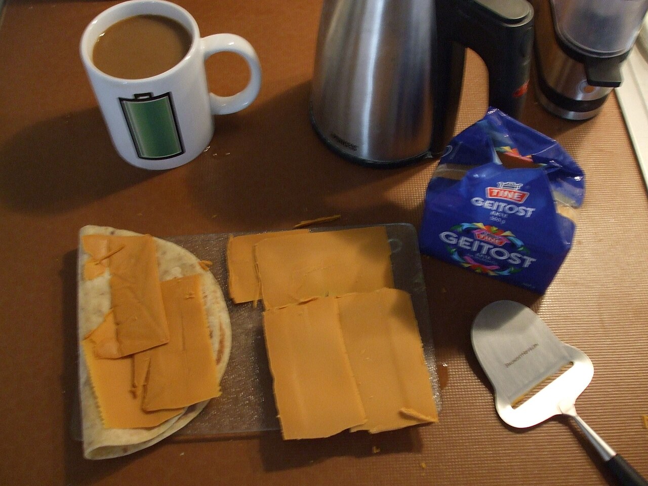 Brunost (geitost) en tranches sur du lompe, petit-déjeuner norvégien