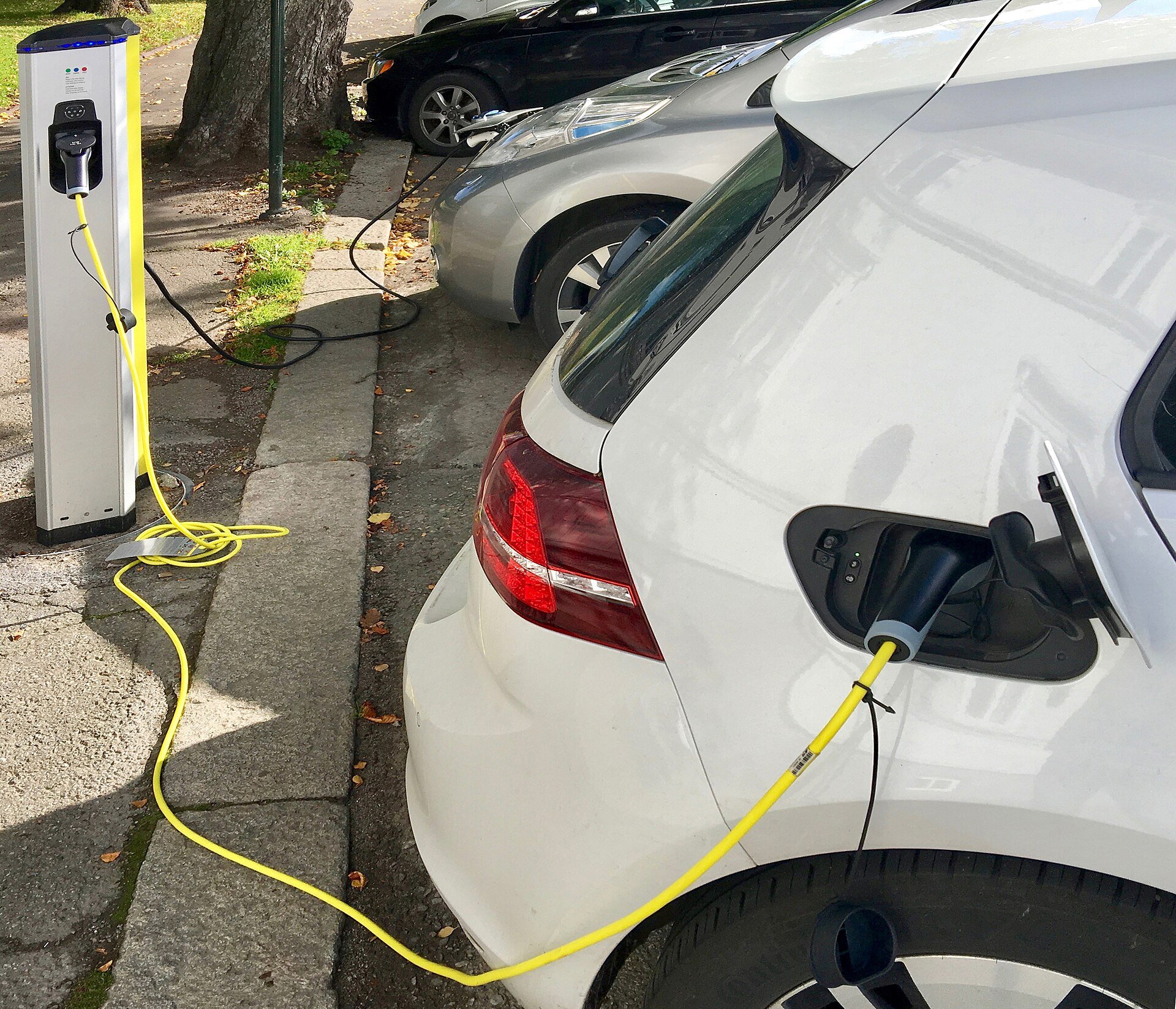 Voiture électrique en charge à une borne en Norvège